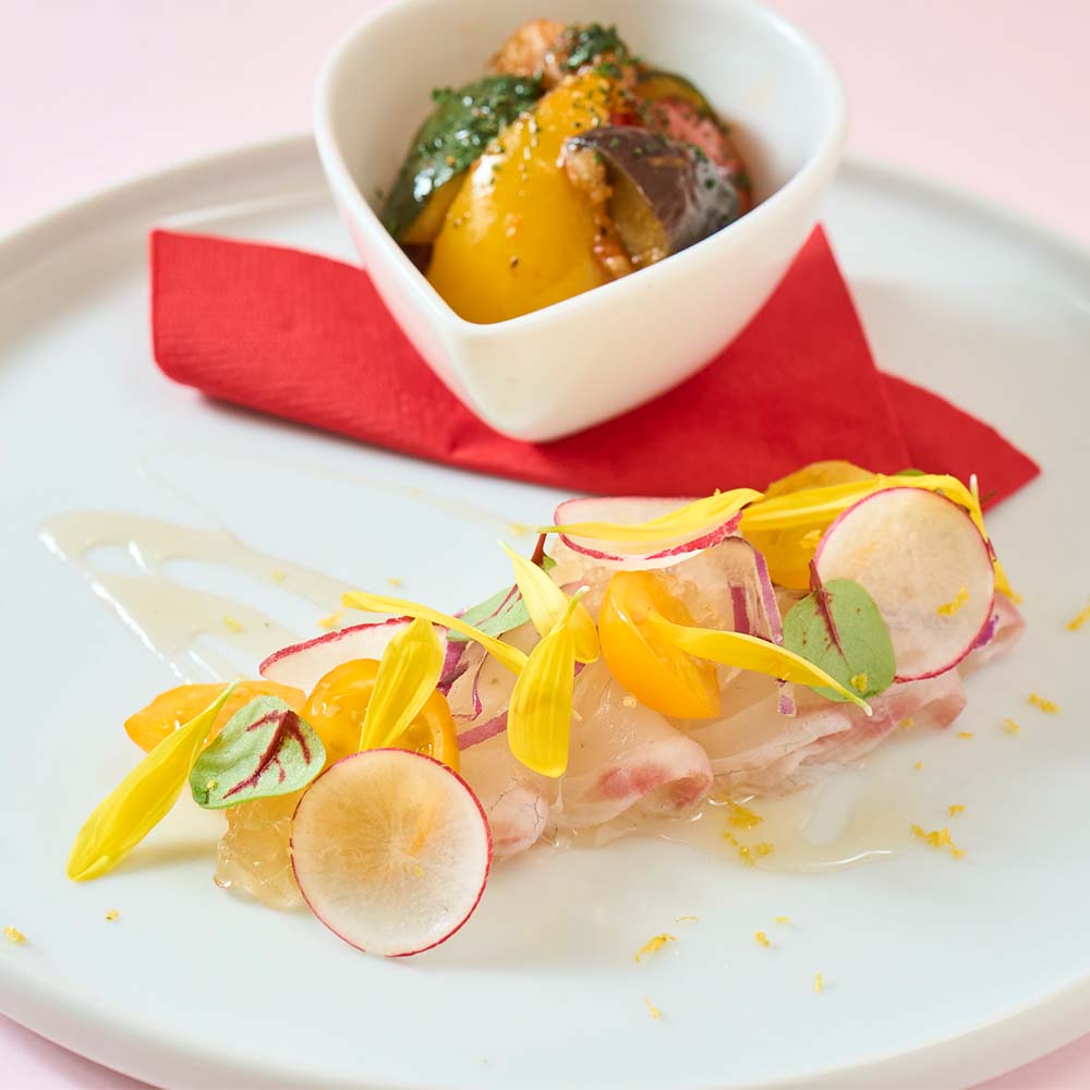 BATONのメニュー「季節野菜のラタトゥイユ＆鮮魚のカルパッチョ〜瀬戸内レモンのジュレとゼスト〜」のイメージ画像1