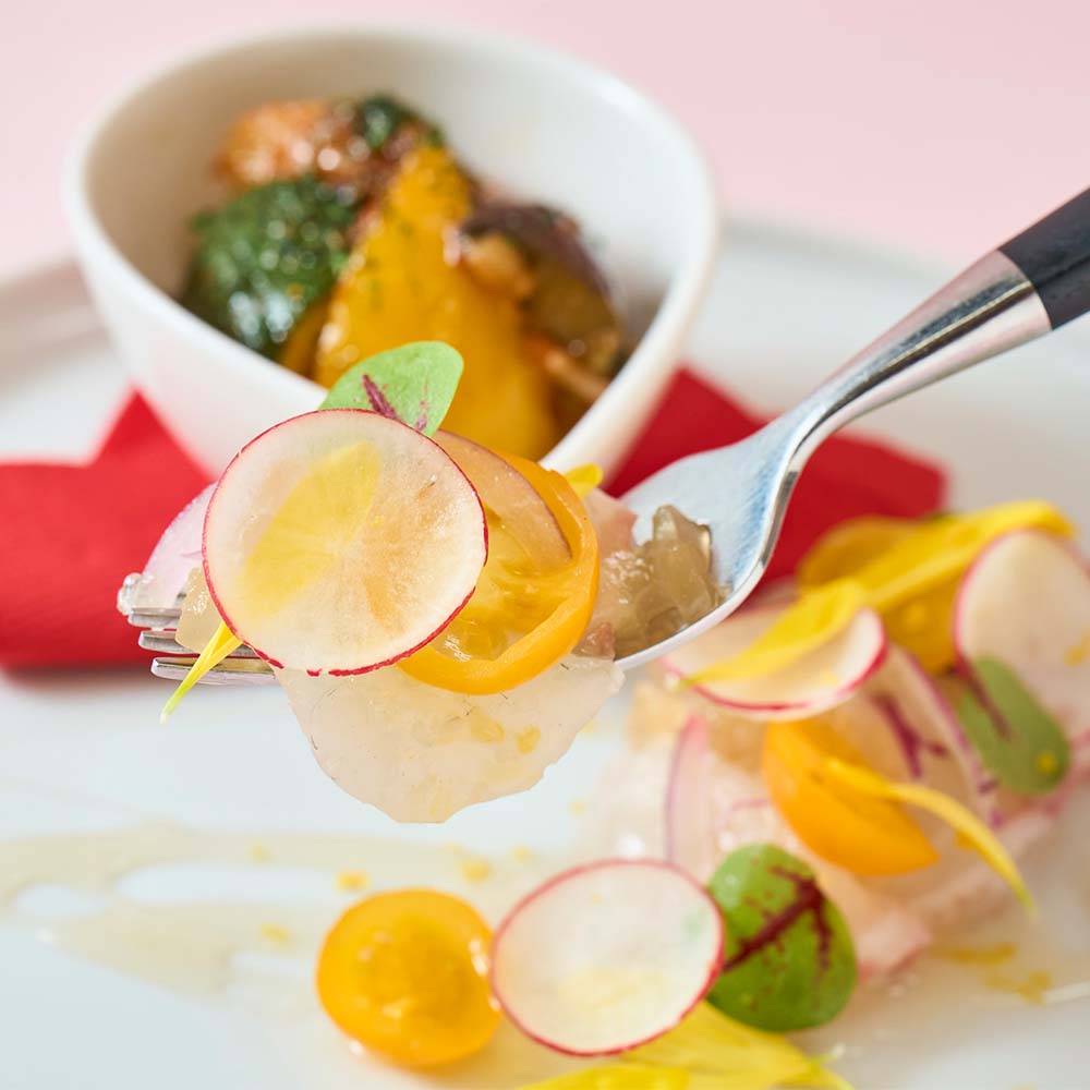 BATONのメニュー「季節野菜のラタトゥイユ＆鮮魚のカルパッチョ〜瀬戸内レモンのジュレとゼスト〜」のイメージ画像2