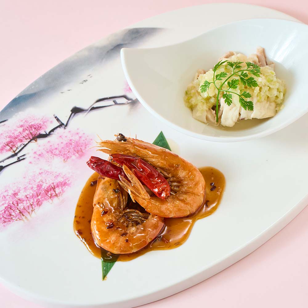 華湘のメニュー「蒸し鶏の葱油ソースがけと天使の海老の酸辣ソース（2尾）セット」のイメージ画像1