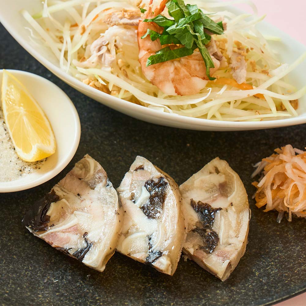 ロータスパレスのメニュー「ジョー・トゥ（豚の耳ときくらげの自家製ベトナムハム）と青いパパイヤのサラダ盛合せ」のイメージ画像2