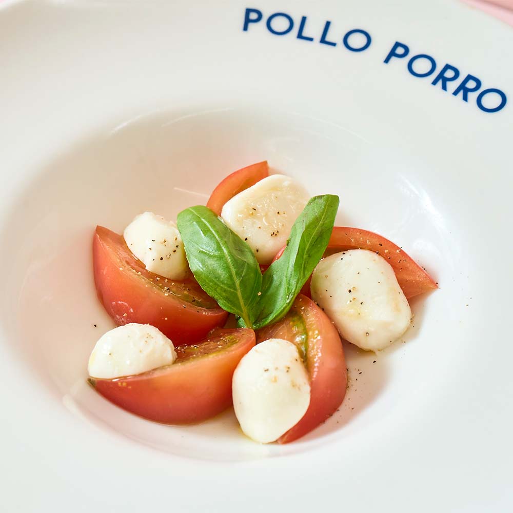 POLLO PORROのメニュー「フルーツトマトと北海道モッツァレラのカプレーゼ」のイメージ画像1