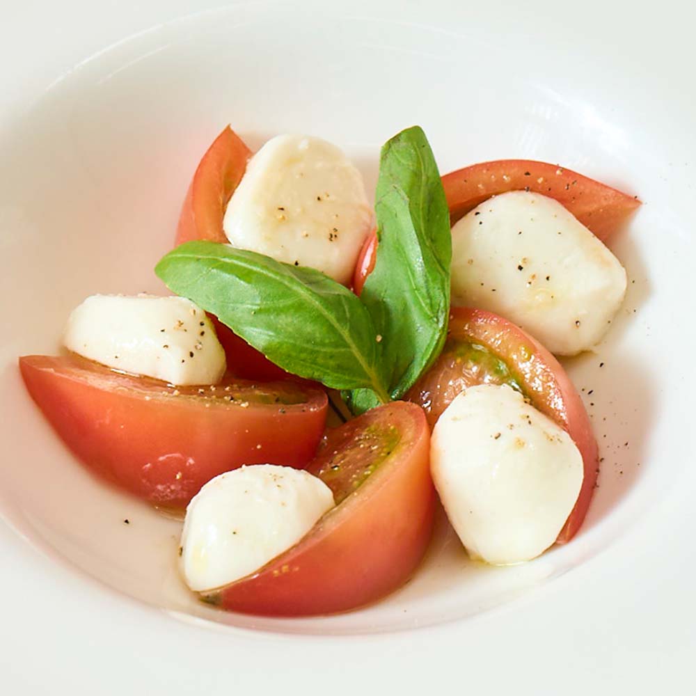 POLLO PORROのメニュー「フルーツトマトと北海道モッツァレラのカプレーゼ」のイメージ画像2