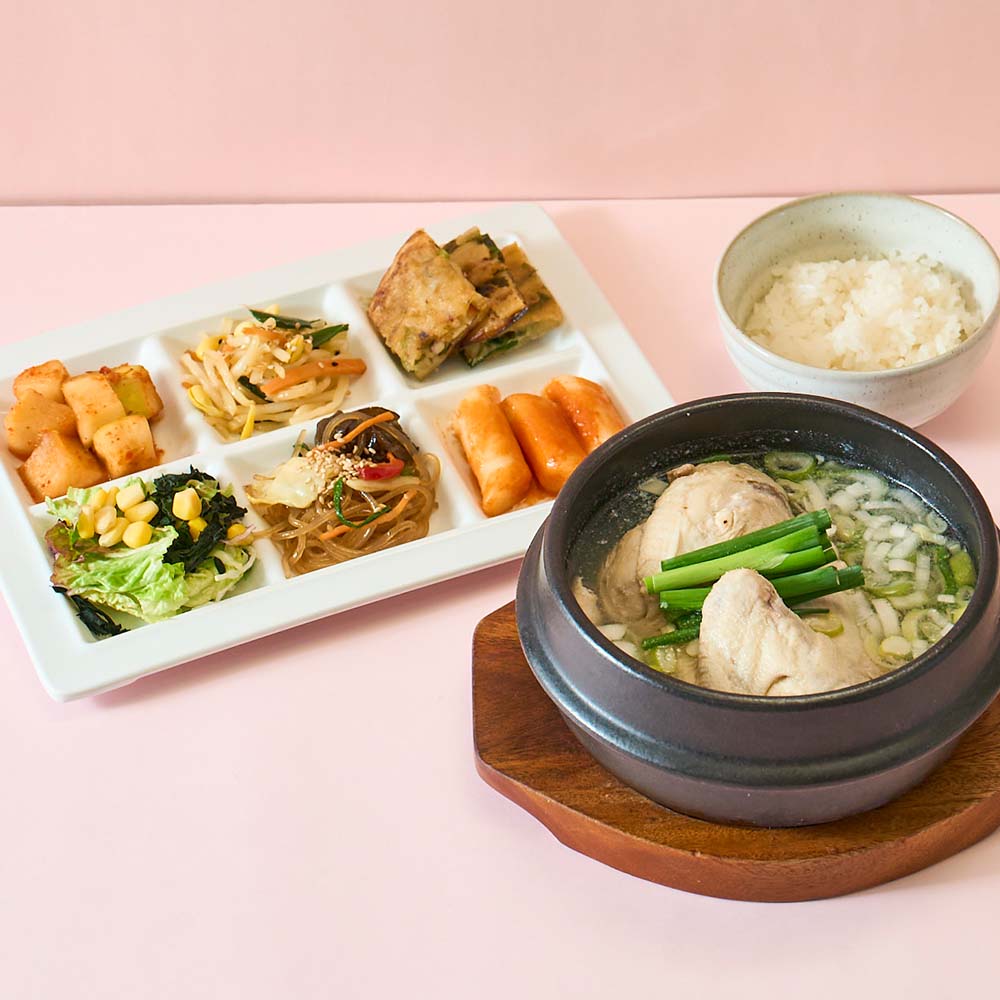 妻家房～柳香姫の台所～のメニュー「ハーフ参鶏湯（ライス、前菜ビュッフェ付）」のイメージ画像1