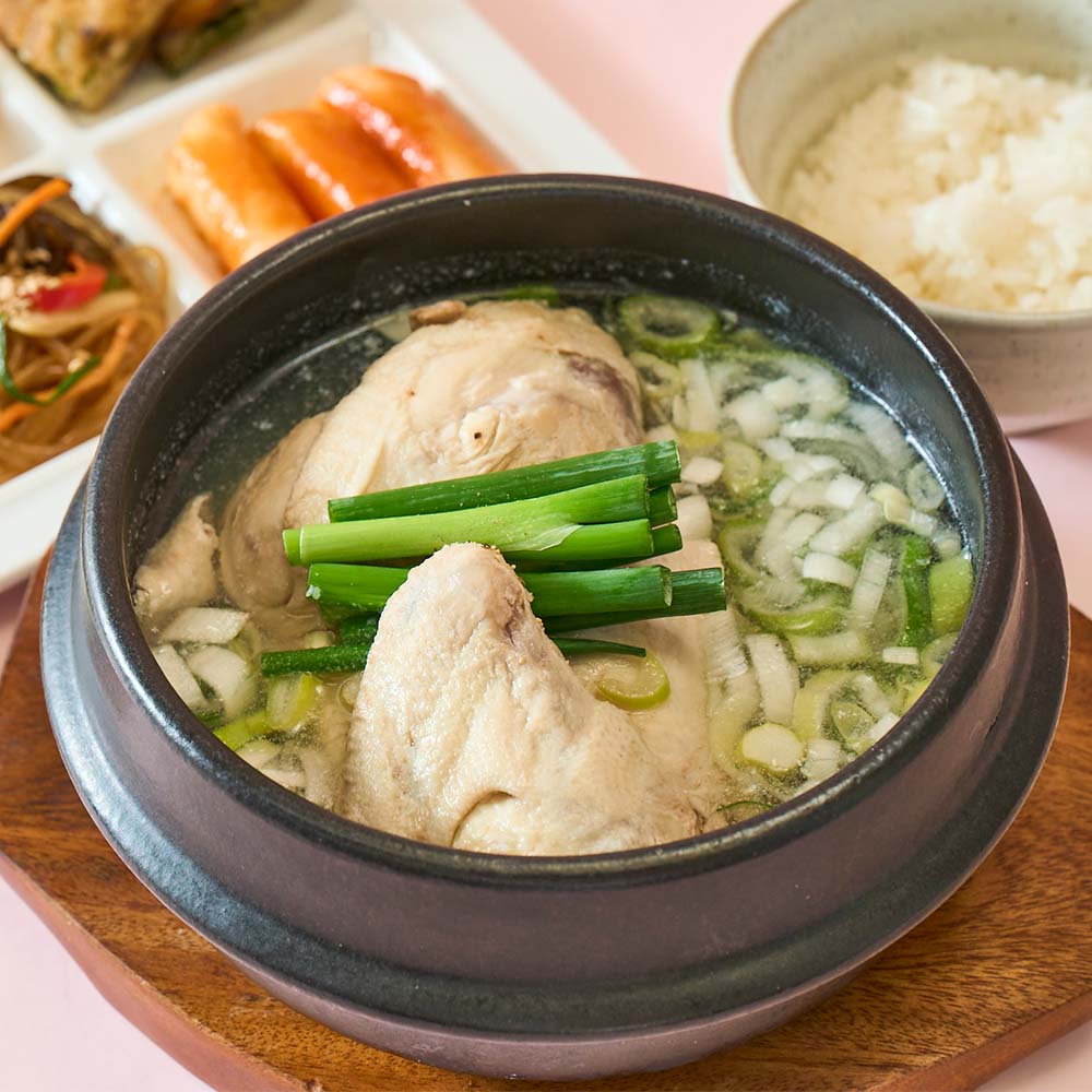 妻家房～柳香姫の台所～のメニュー「ハーフ参鶏湯（ライス、前菜ビュッフェ付）」のイメージ画像2