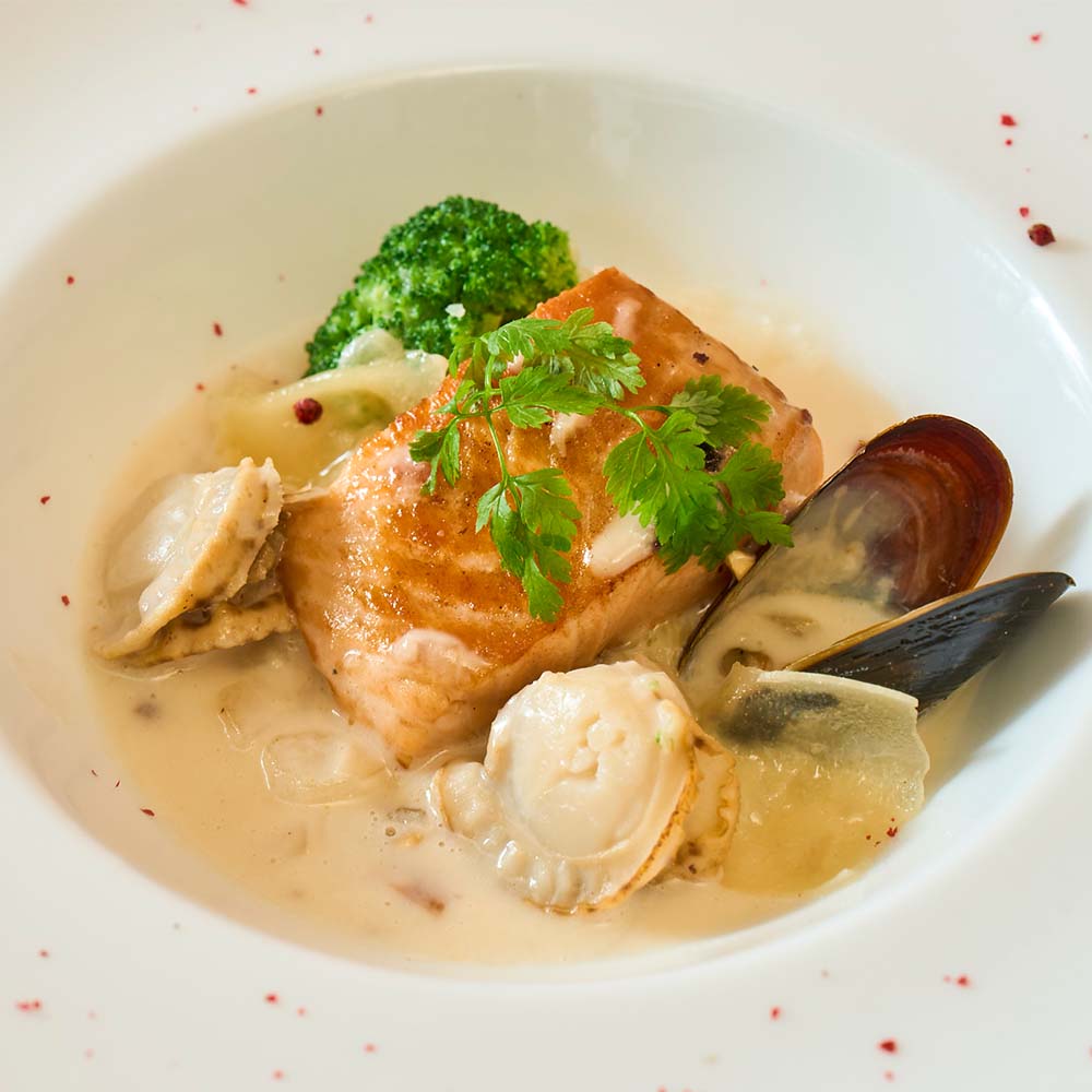 ベーカリーレストランサンマルクのメニュー「スモークサーモンのグリルとたっぷり貝類のクラムチャウダー」のイメージ画像1