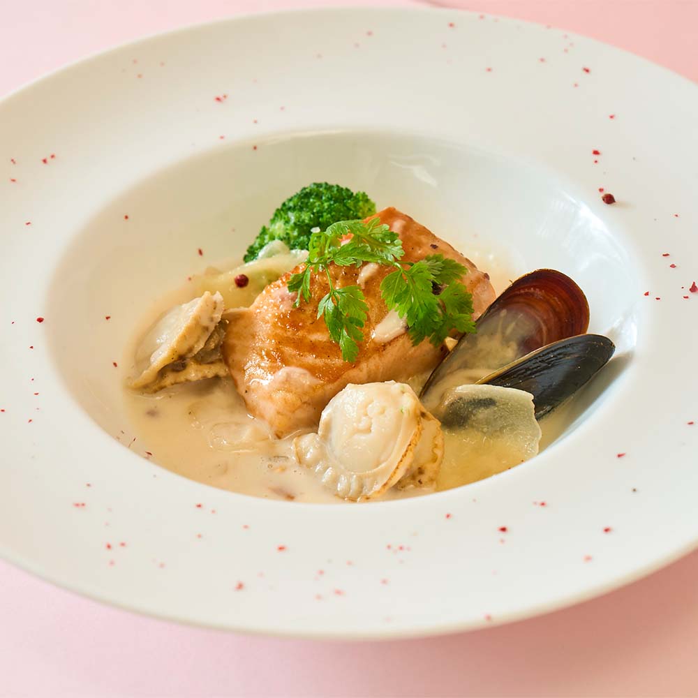 ベーカリーレストランサンマルクのメニュー「スモークサーモンのグリルとたっぷり貝類のクラムチャウダー」のイメージ画像2