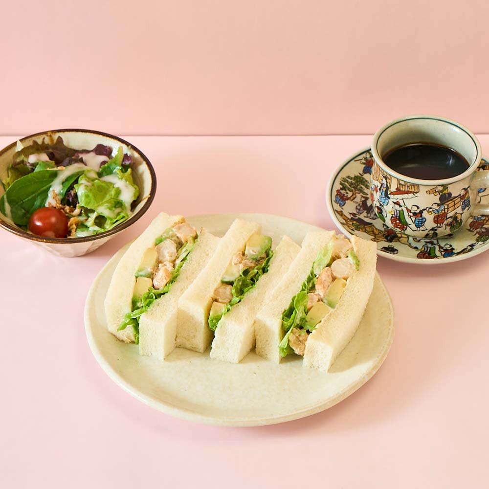 但馬屋珈琲店のメニュー「えびとアボカドのサンドウィッチ」のイメージ画像1