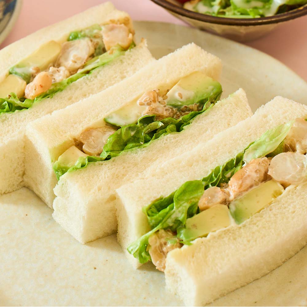 但馬屋珈琲店のメニュー「えびとアボカドのサンドウィッチ」のイメージ画像2