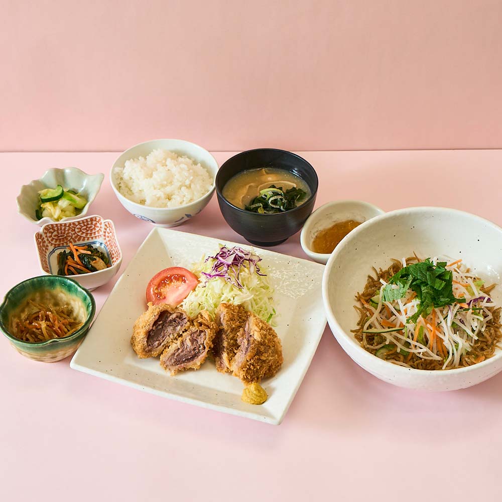 寅福のメニュー「まぐろホホ肉カツのビューティー膳」のイメージ画像1