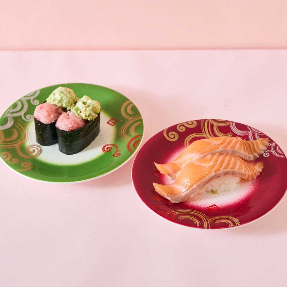 回転寿しトリトンのメニュー「まぐろアボカド軍艦」と「生サーモンのにぎり」のイメージ画像1