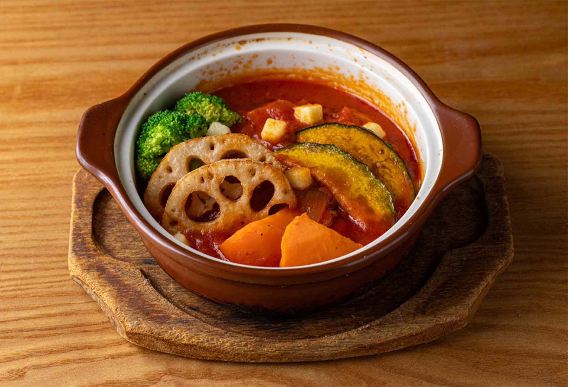 トマトソースと秋野菜の煮込みハンバーグメニューのイメージ1