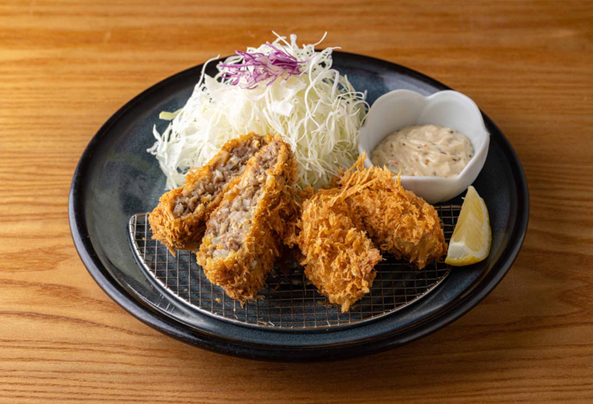 植物肉梅メンチカツと牡蠣フライ定食メニューのイメージ1