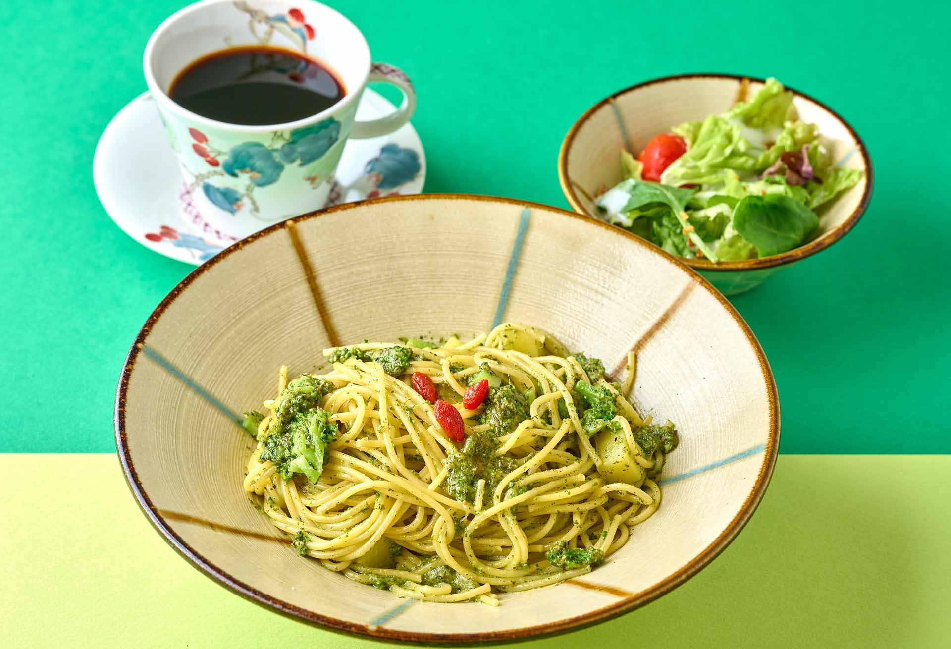 「ブロッコリーとジェノベーゼとモッツァレラのもちもちパスタ（サラダ付）」メニューのイメージ1