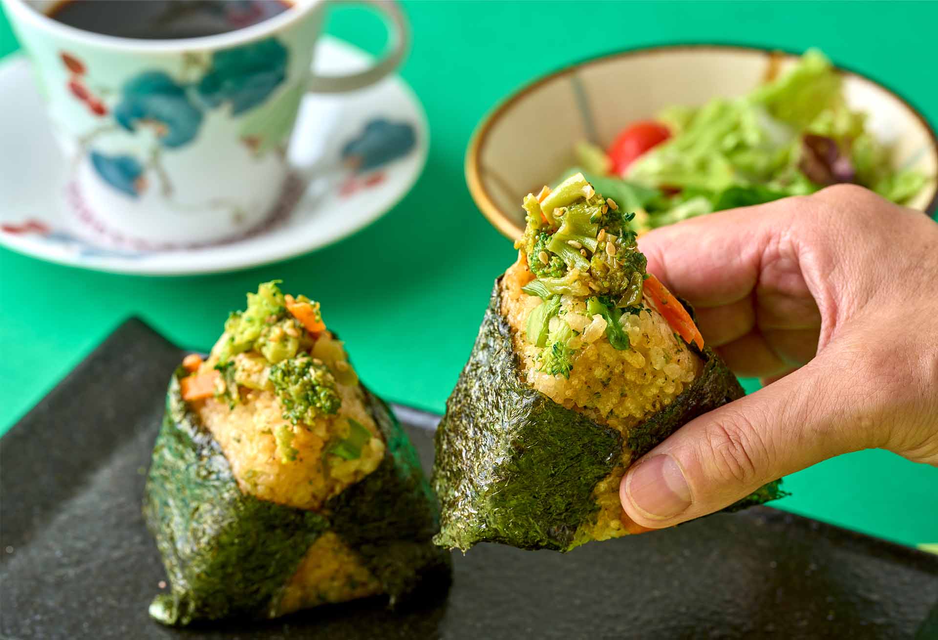 「ブロッコリーのきんぴらの焼きおにぎり（2個／サラダ付）」メニューのイメージ1