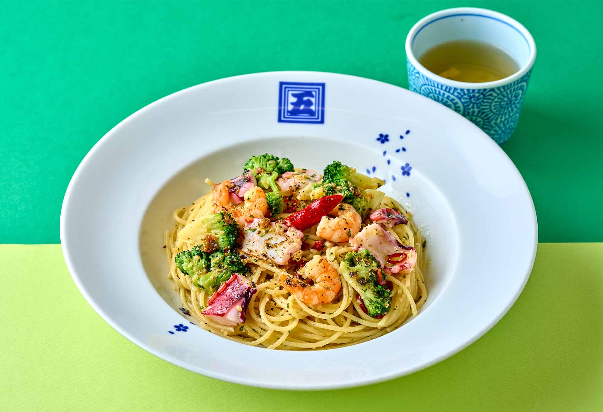 「エビとタコとブロッコリーのペペロンチーノ～ハーブオイル風味～（スープ付）」メニューのイメージ1