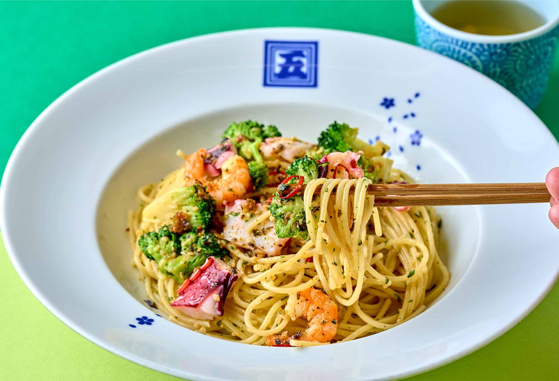 「エビとタコとブロッコリーのペペロンチーノ～ハーブオイル風味～（スープ付）」メニューのイメージ2